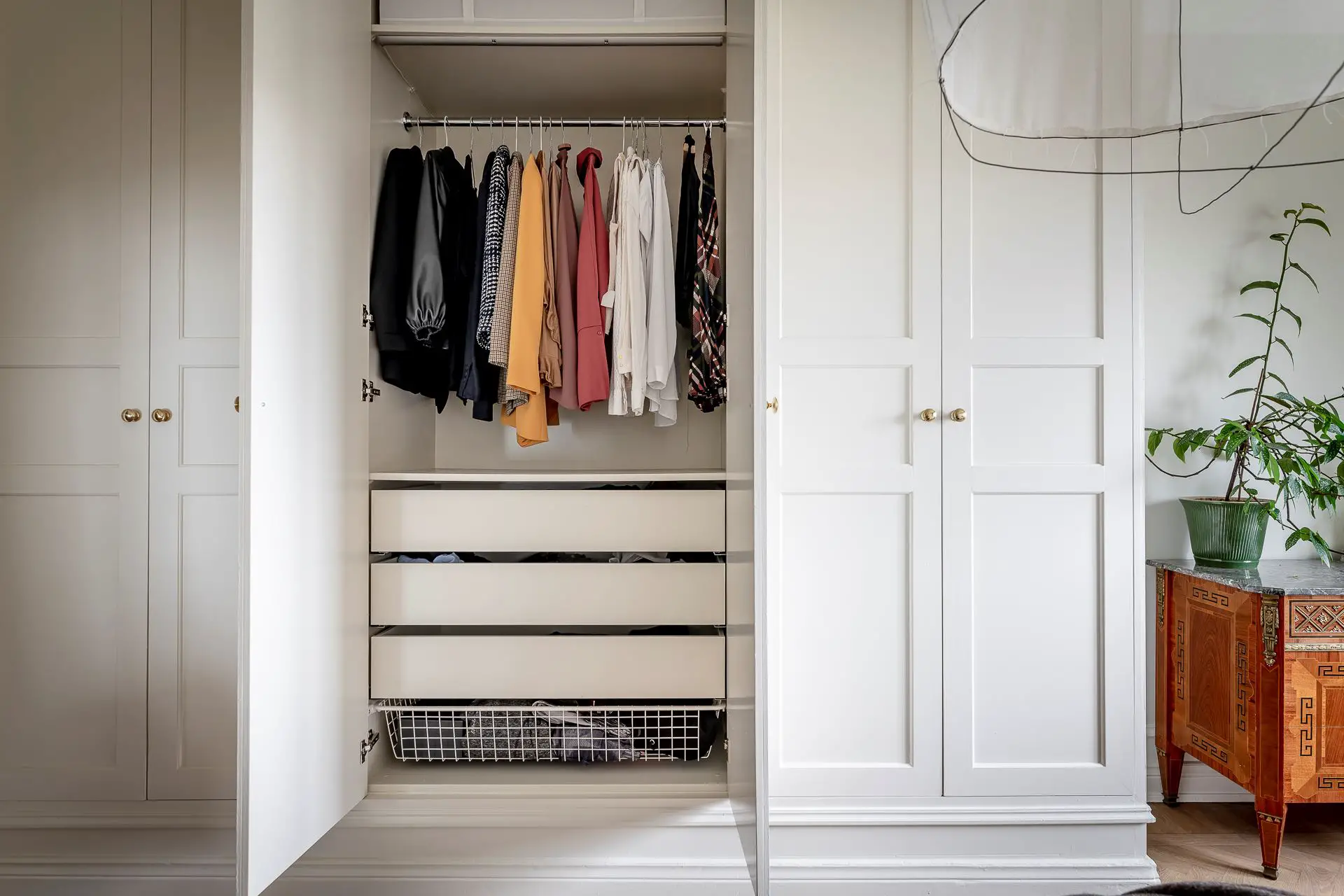 红白棋盘地板 | 古老公寓的现代魅力-22