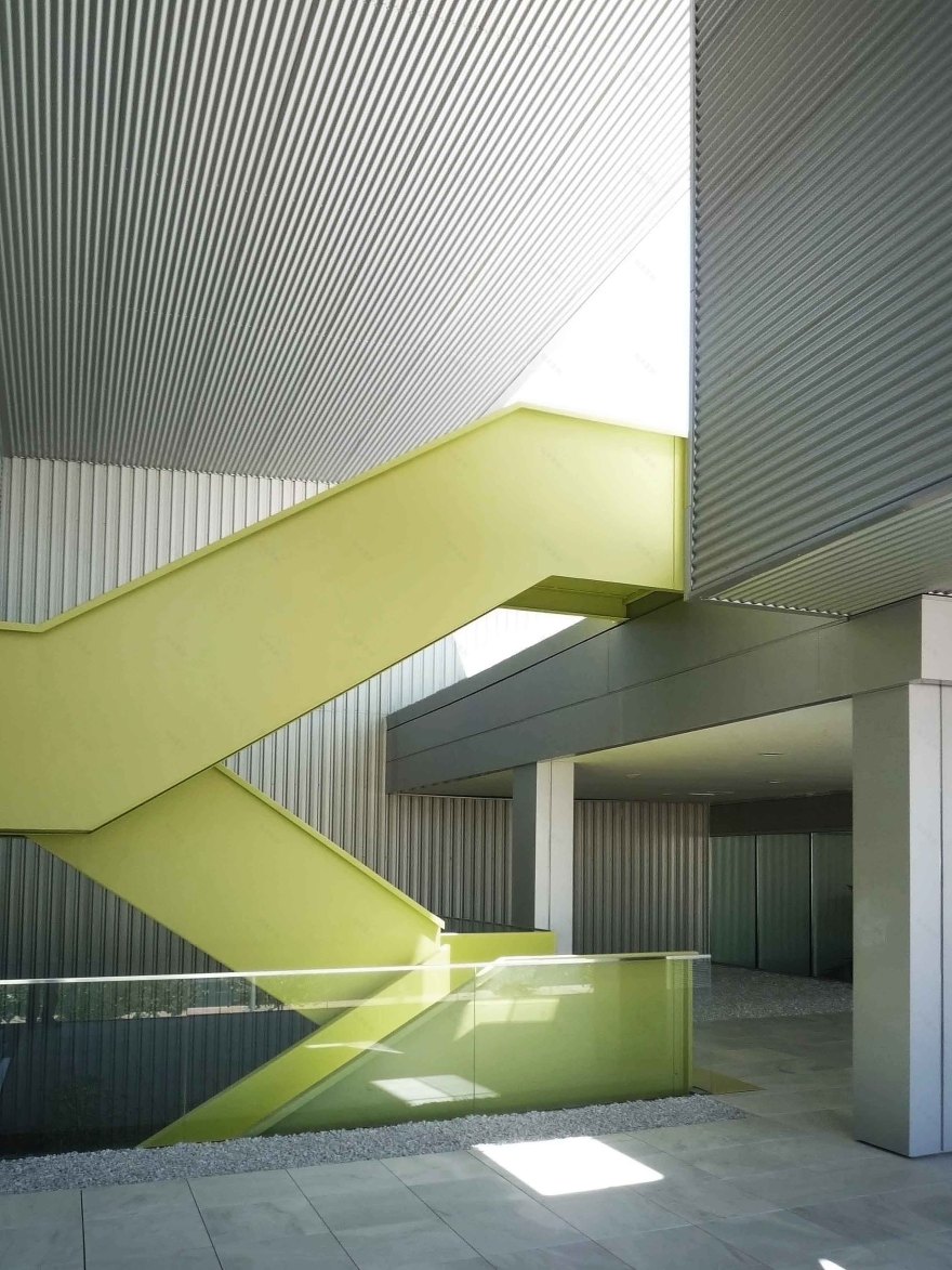 Antonio Matres Studio 打造铝制物流制造办公一体化建筑-11