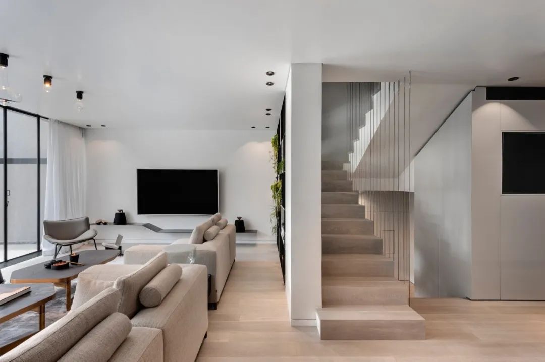 Aviram Kushmirski 打造轻奢风空间，黑白色调与实木地板的完美搭配-14