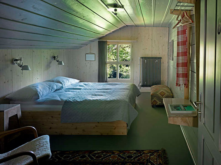 瑞士阿尔卑斯山中的复古花漾木屋-21