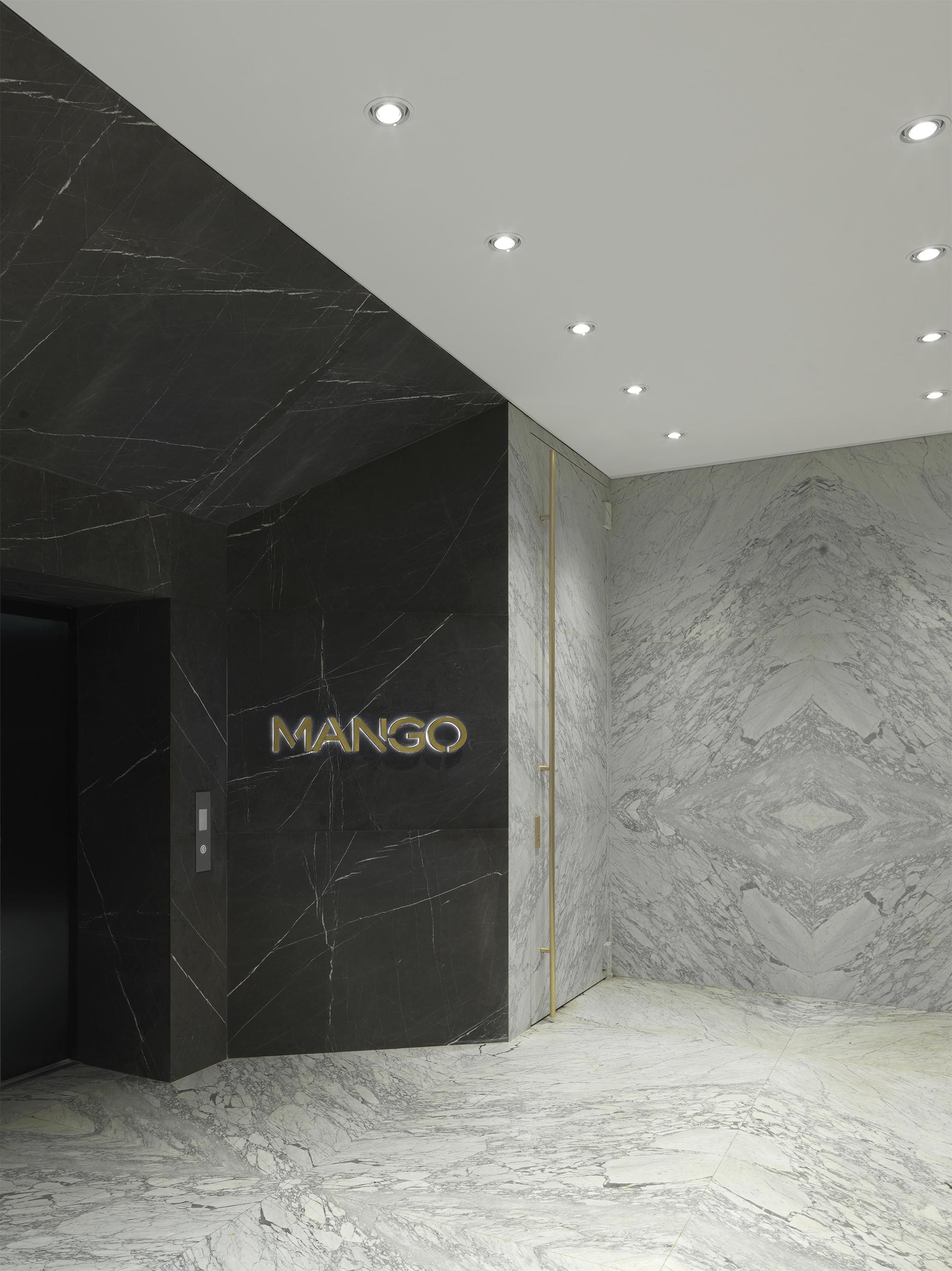 Mango 商店入口丨意大利佛罗伦萨-6