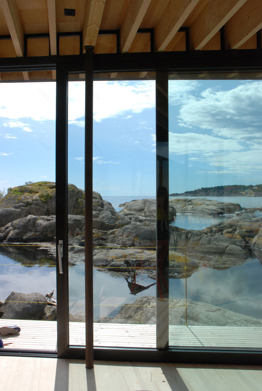 挪威伦德·哈吉姆设计“玻璃墙之光”住宅,融入拉维克崎岖地貌-24