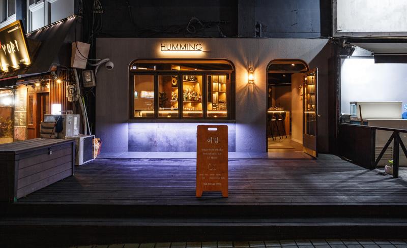 照明点缀的十平米温馨小酒吧设计-2