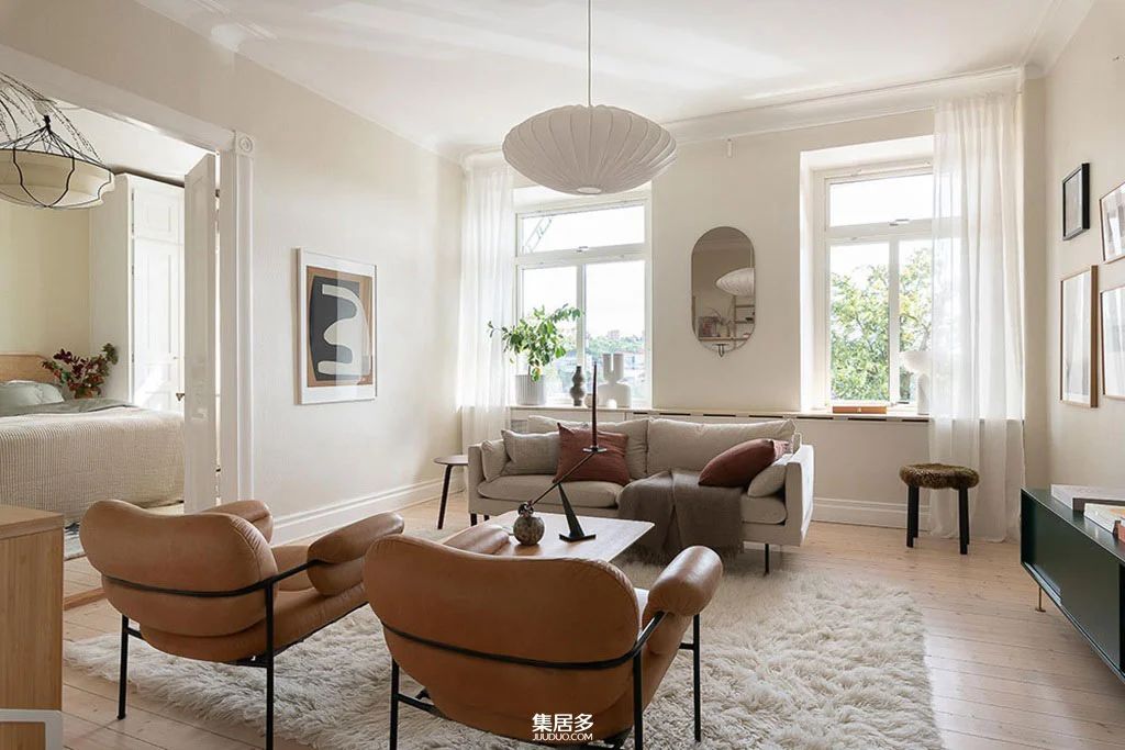 哥德堡明亮斯堪的纳维亚公寓的彩色画廊墙设计-4