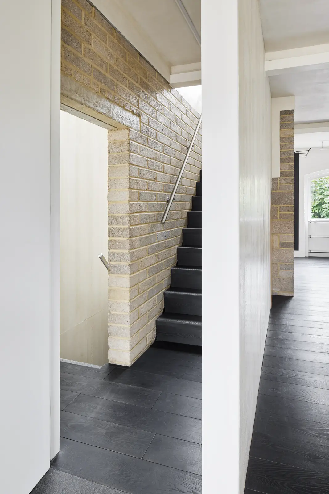 伦敦白砖 Loft 住宅 | 极简黑白设计与开放空间-17