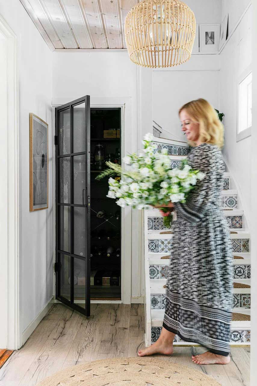 瑞典森林边缘的复古温馨木屋-11