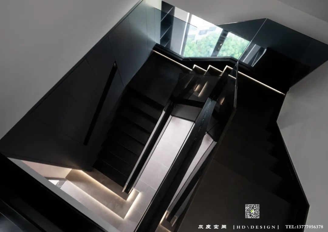 印象巴黎复式住宅 | 现代简约的深色空间-32