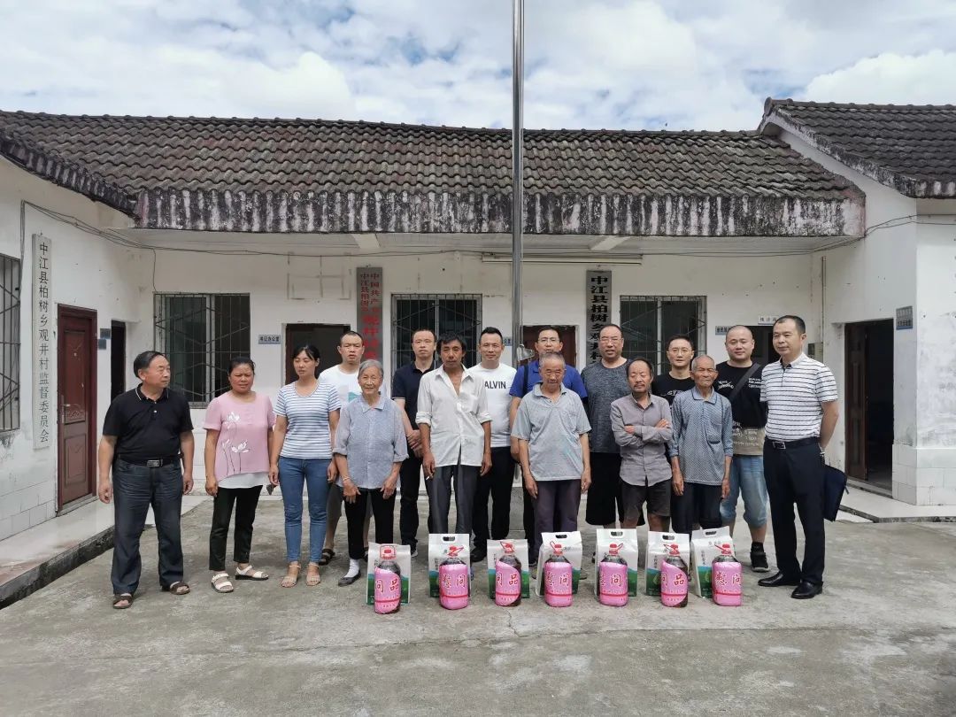 扶贫助困,青藤装饰在路上-0