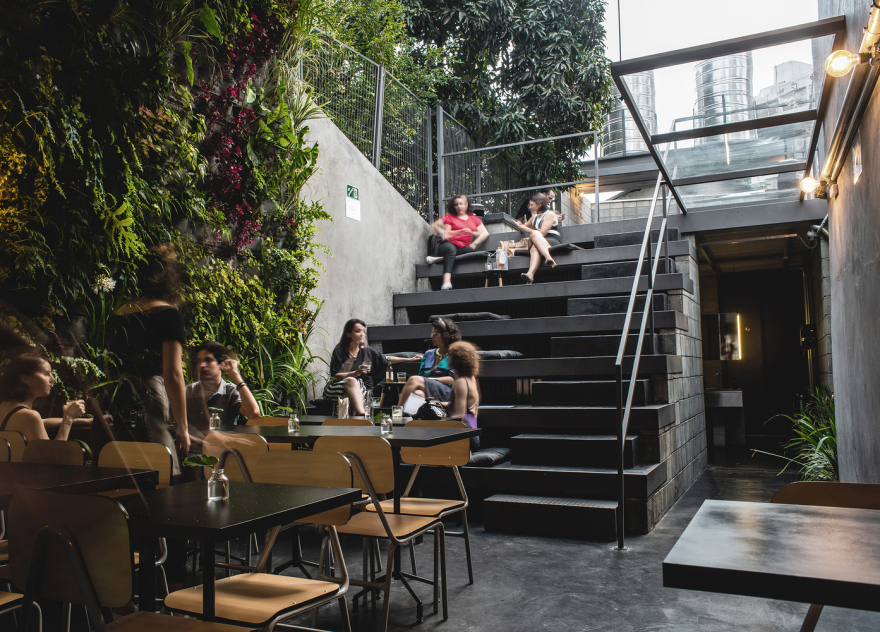 巴西 Caracol Bar 老仓库改造的现代酒吧餐厅-12