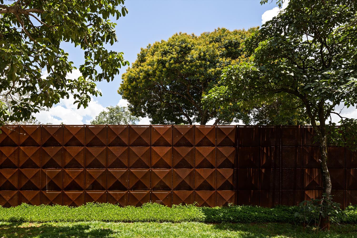 巴西 DF Casa BLM · 图书馆核心的节能可持续住宅设计-2