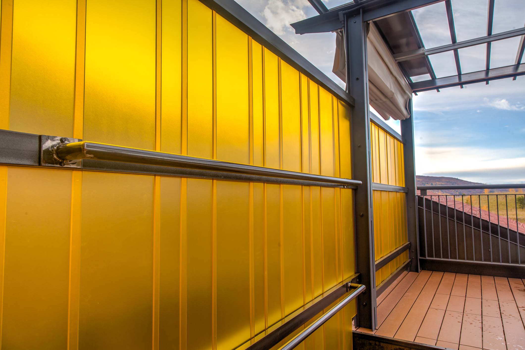 垂直艺术建筑打造四季皆宜的滑雪胜地顶层露台设计-5