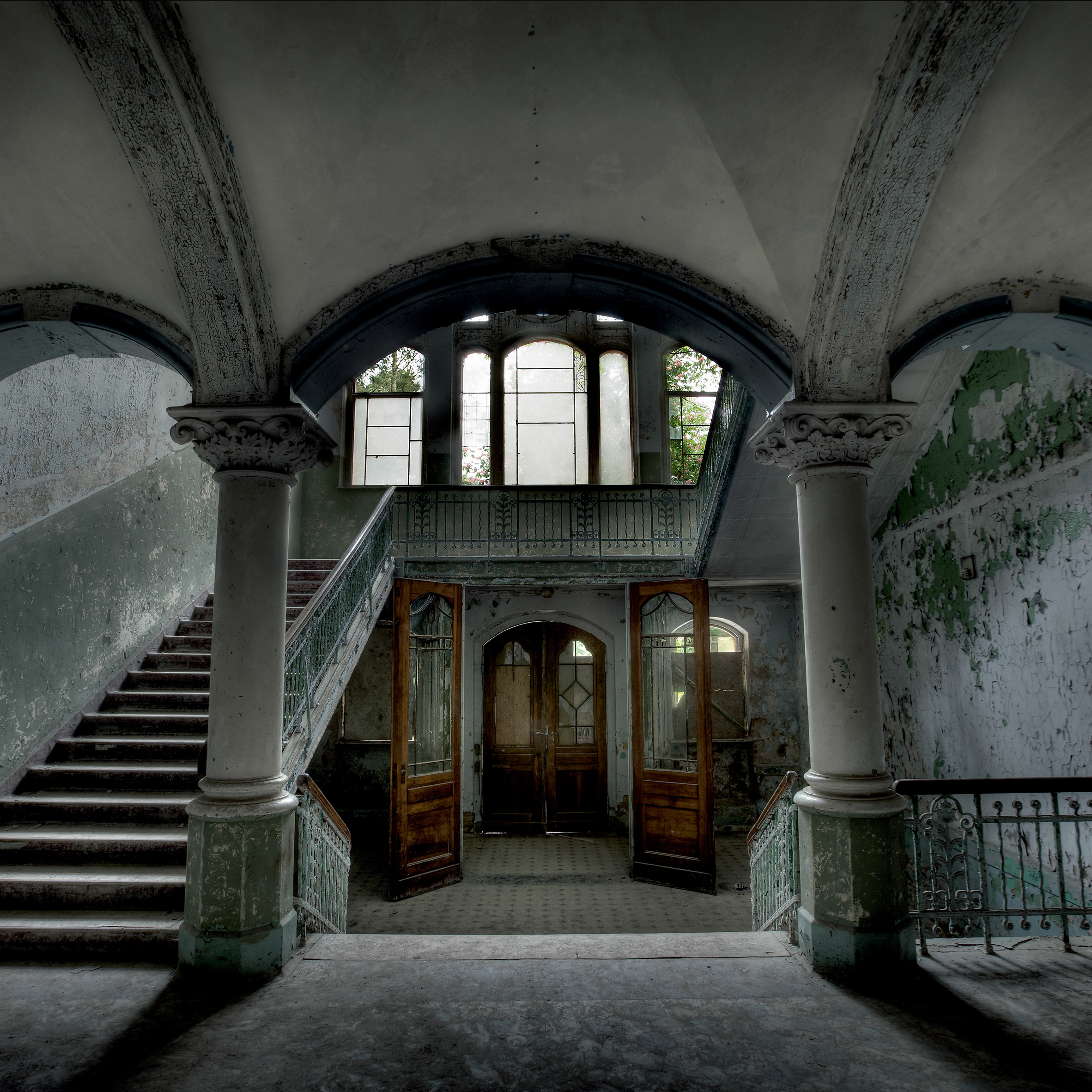 Eerily beautiful photographs of abandoned architecture for Halloween-0