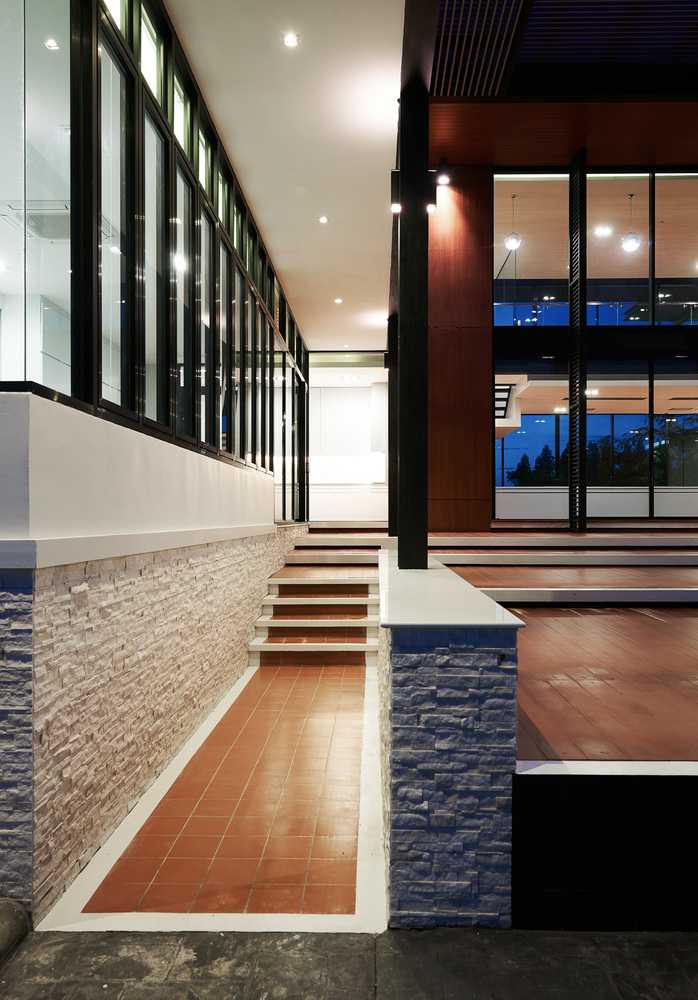 泰国田园风光中的现代钢结构之家-26