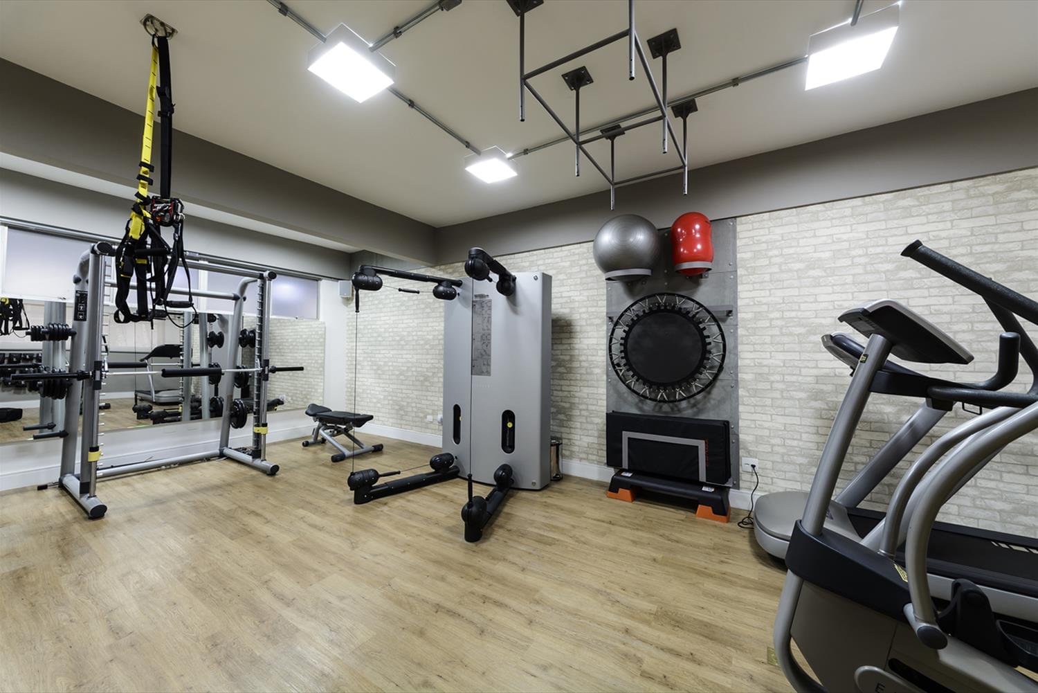 巴西 SP 工作室 · 工业风格与实用结合的 Pilates 教室设计-3