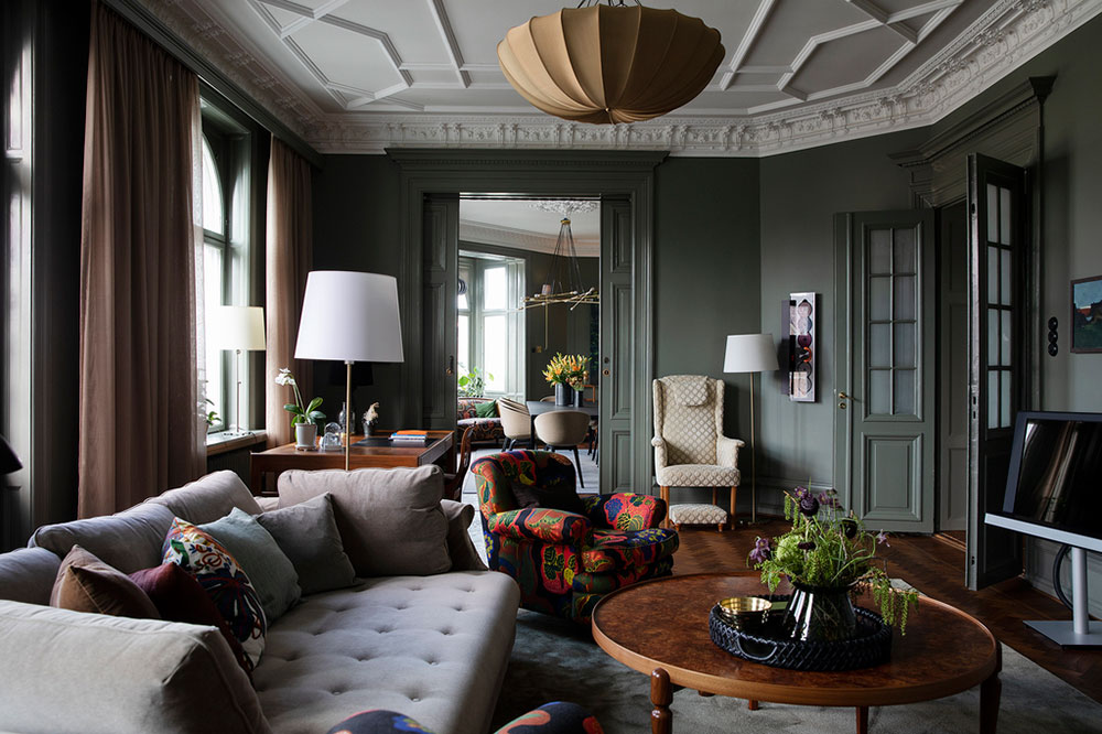 瑞典马尔默中心古典奢华风格的暗色调公寓设计-1