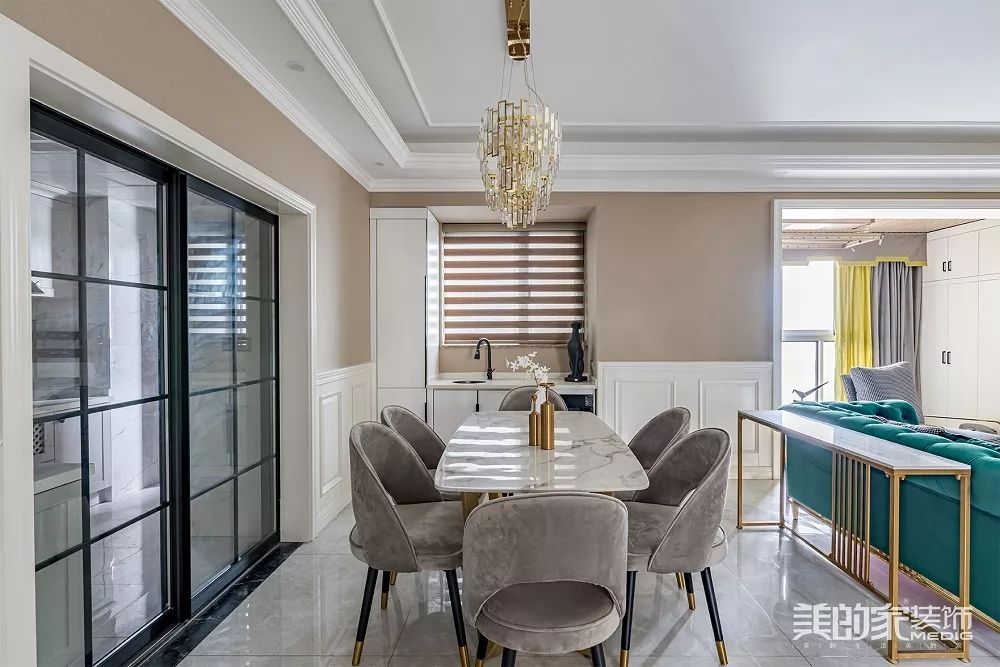 三代同堂的现代家园,金属质感与色彩活力的完美融合-36