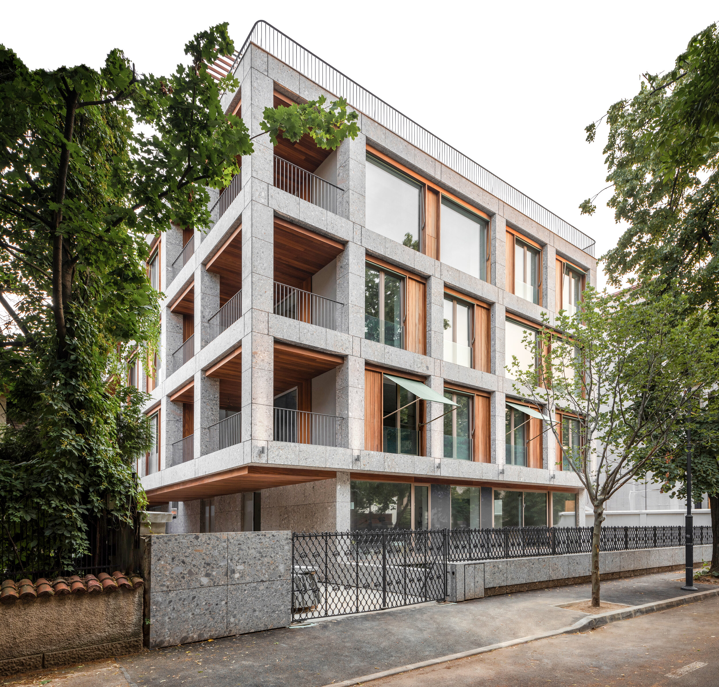 华沙6号

注：VARSOVIA是拉丁语中华沙（波兰首都）的名称这里6推测可能是编号之类，由于缺乏更多背景信息，按常规理解翻译为华沙6号  -3