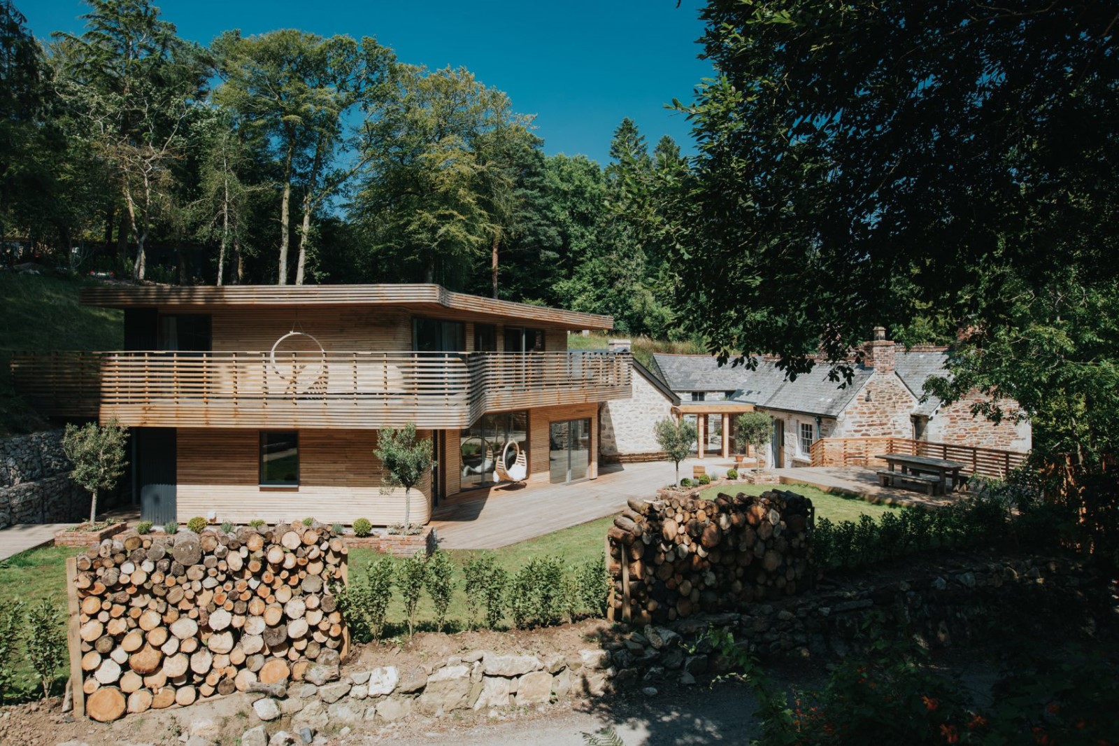 康沃尔树林里的弯曲木头房子-13