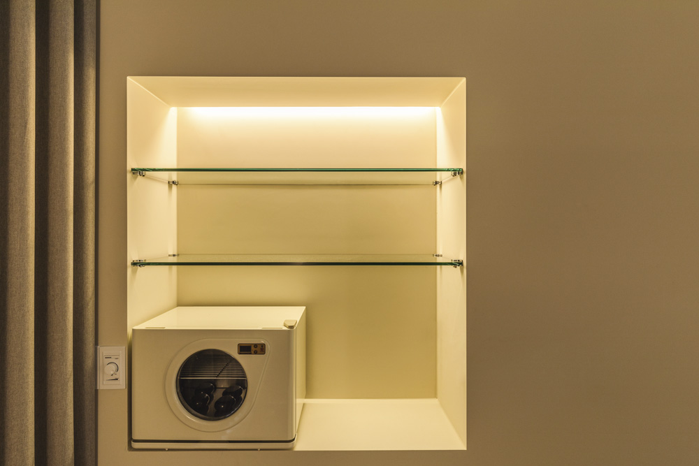 时尚高级的 10 坪美妆店设计-17