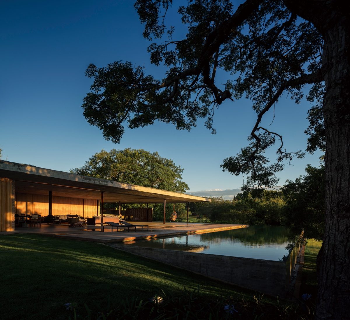 挑戰水平線性的極簡建築｜巴西 Planar House - WEHOUSE-6