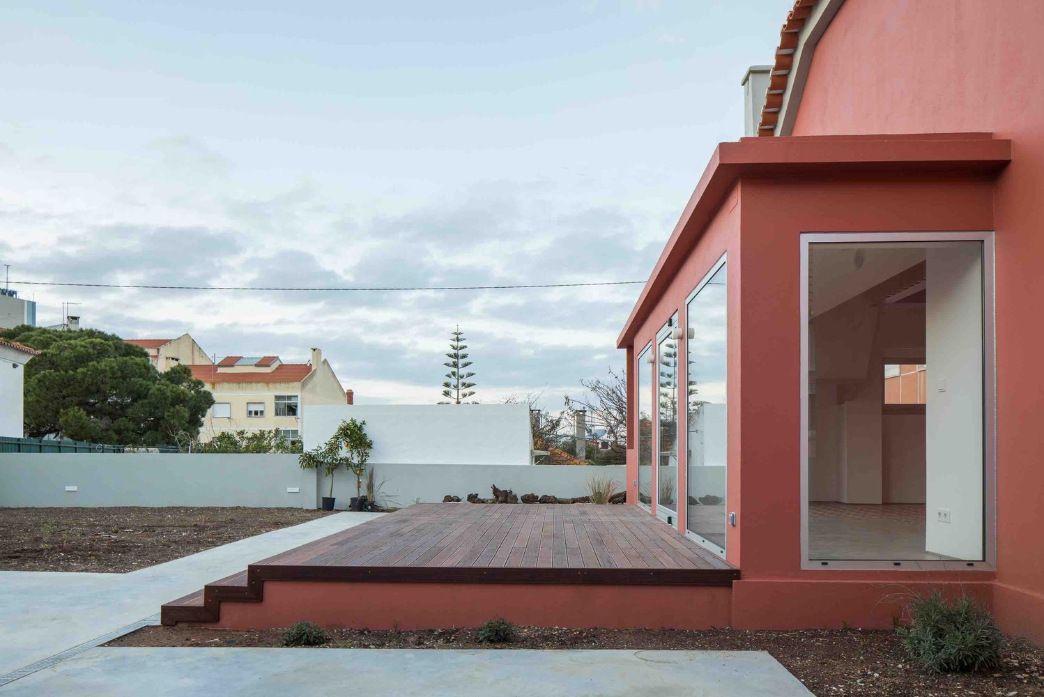 葡萄牙特拉法里亚度假屋 | 木质分隔打造舒适私密空间-36