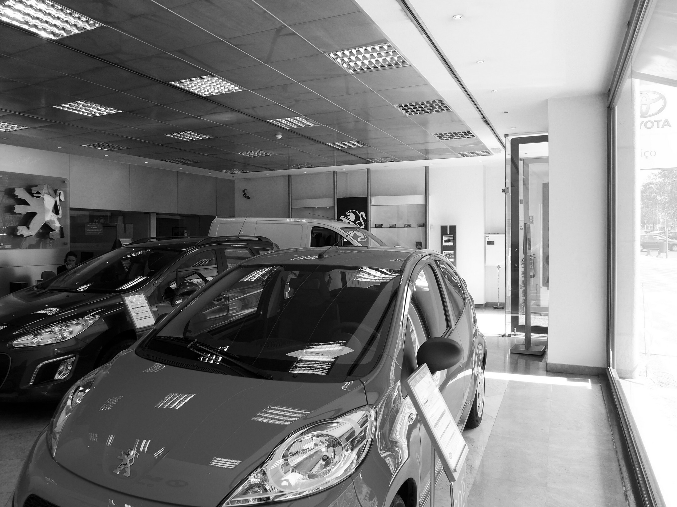 BMW i City Sales Outlet · 神秘动感白膜展示空间-34