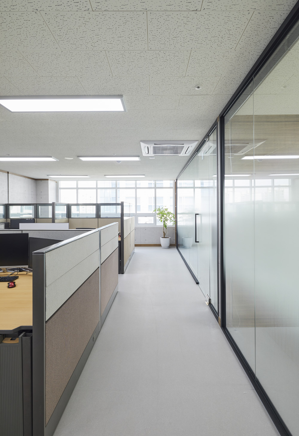 简约白调的 35 平办公空间设计-9