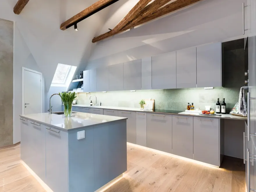 融合温暖与个性的顶层公寓设计-9