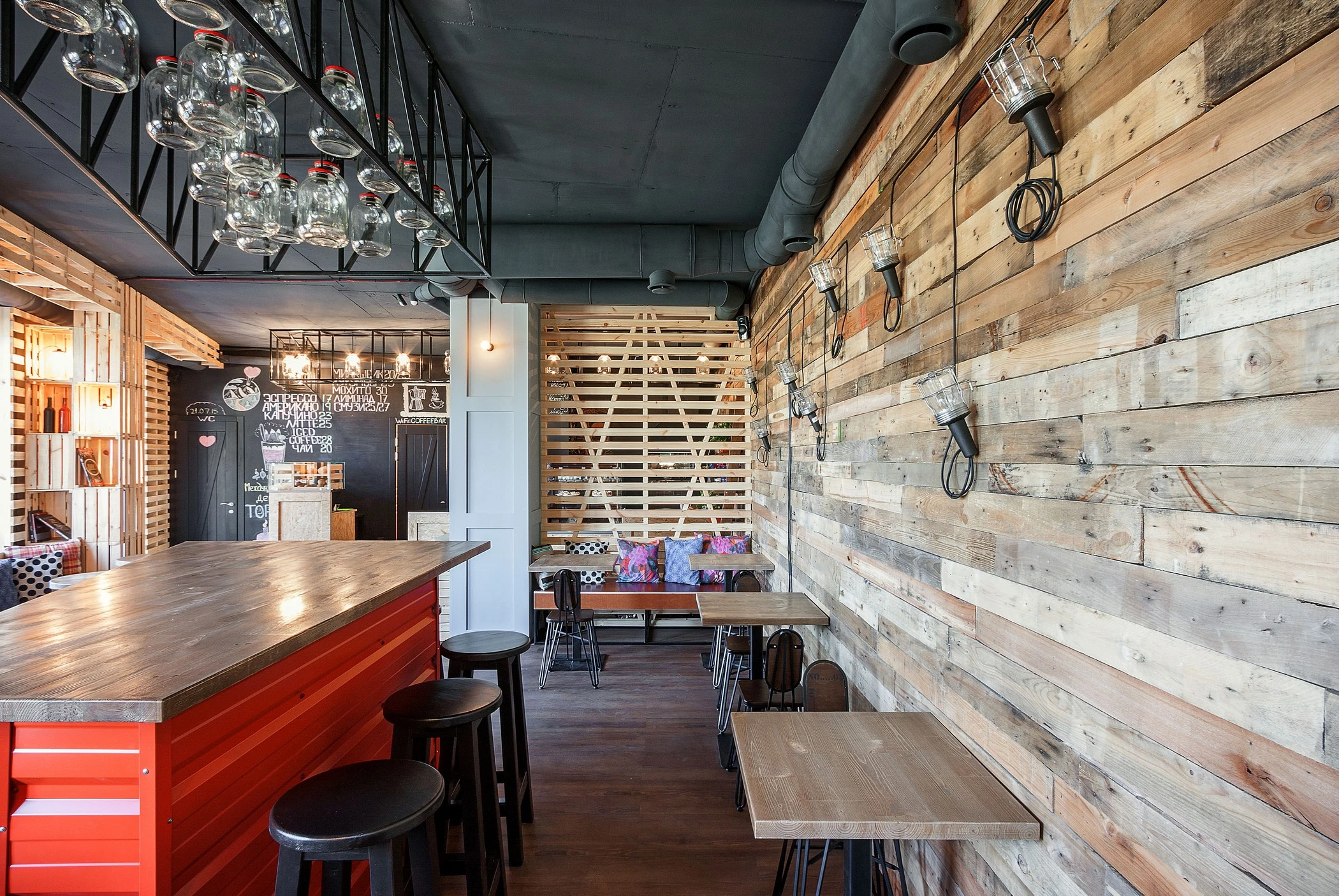 乌克兰 PENKA 咖啡吧 | 木质温馨空间与创意金属灯饰的完美结合-12