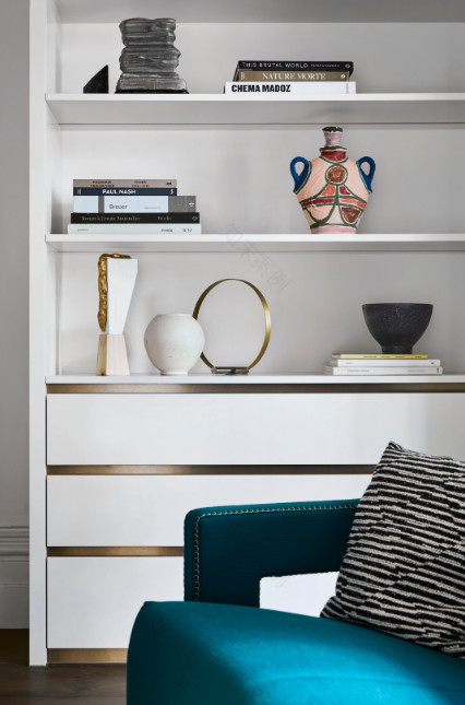 金色的;金黄色的;金的;金制的-115