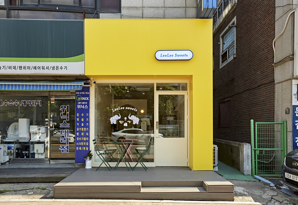 蓝色外观的 8 平米拘留室，极简主义的完美体现-2