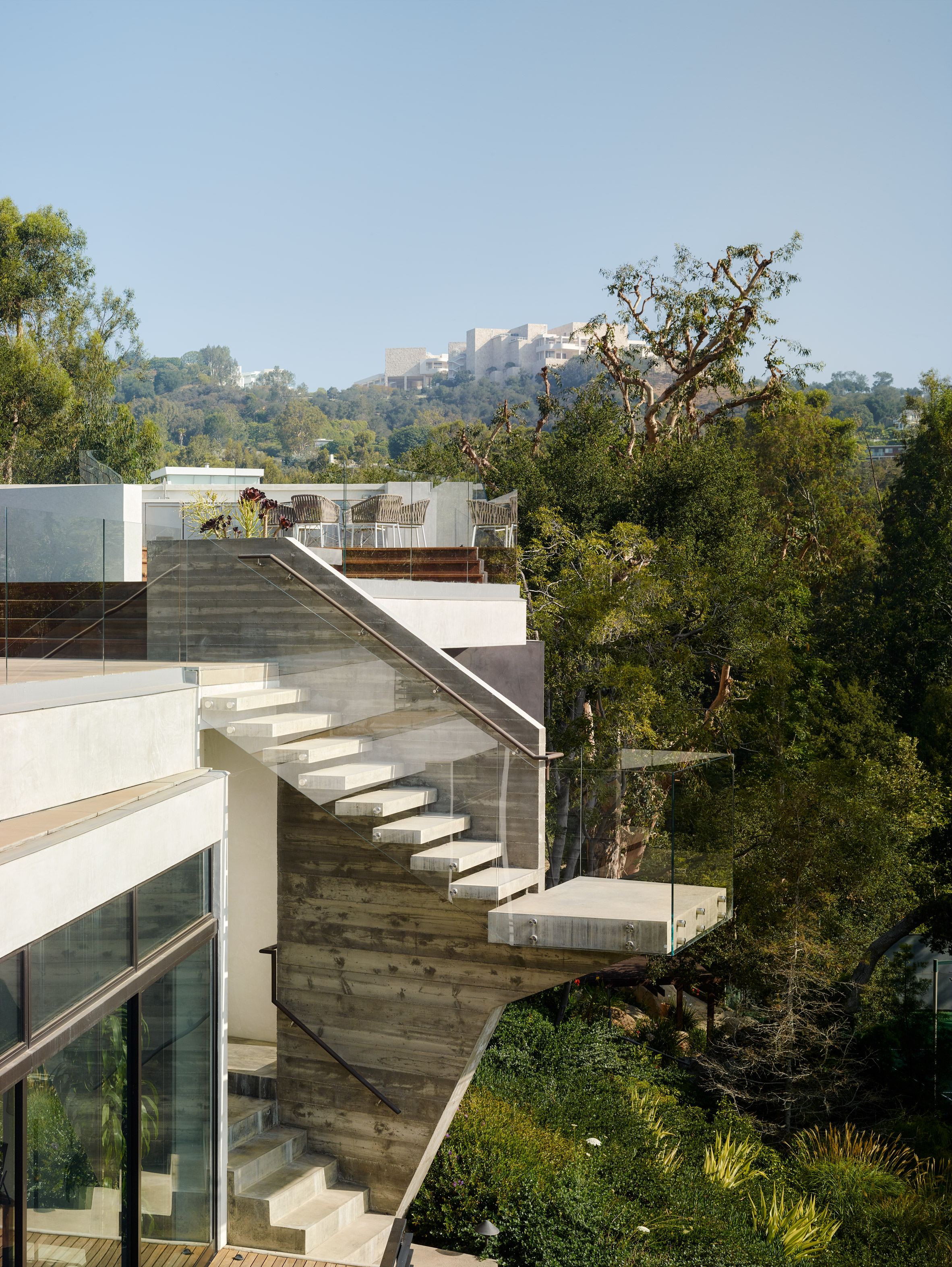 Eric Rosen embeds asymmetrical house into Los Angeles hillside-23