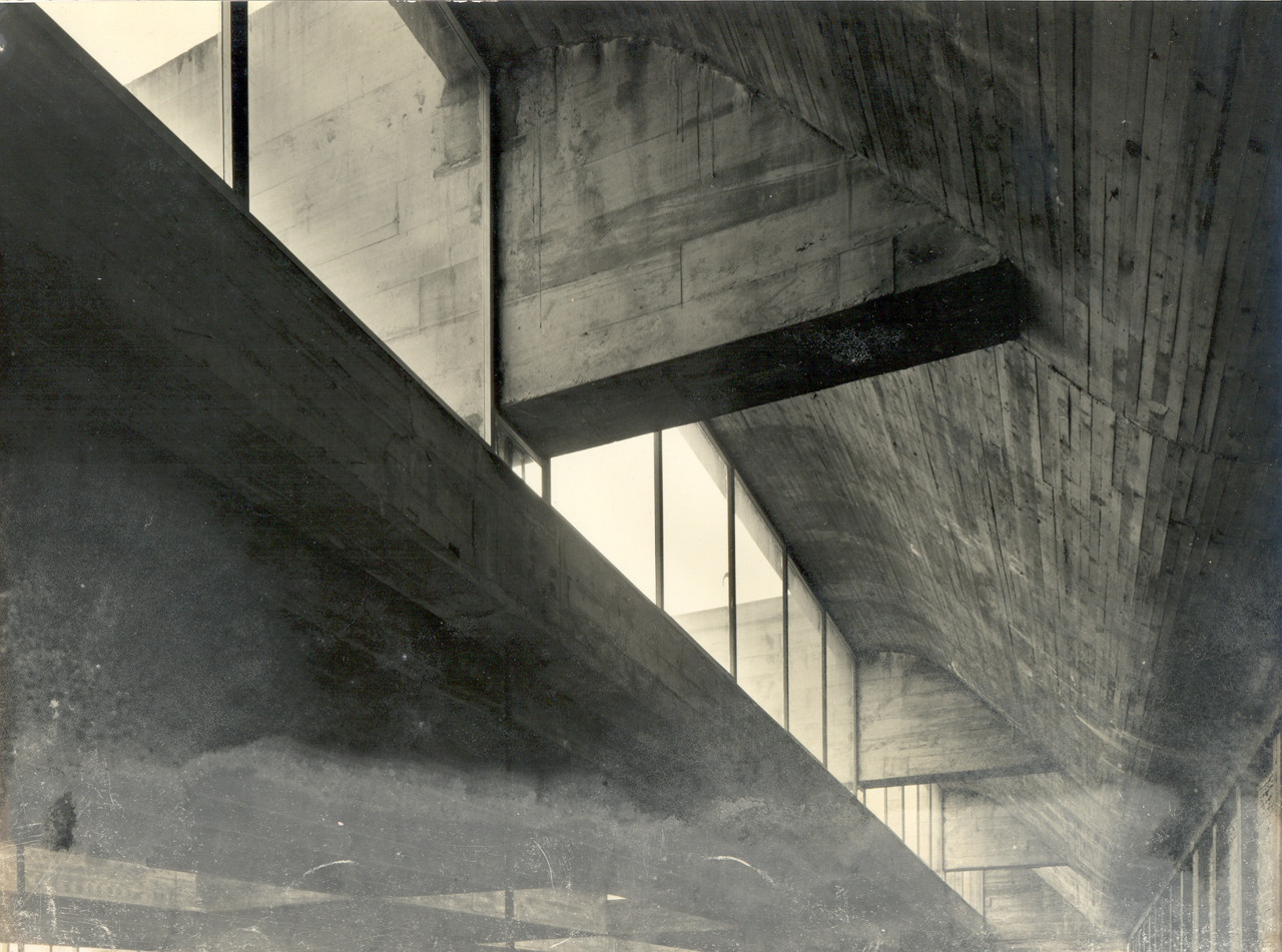 巴西里約熱內盧現代藝術博物館：建築大師 Affonso Eduardo Reidy 採V形柱列、懸吊樓板，打造現代主義建築經典 | FAM-62