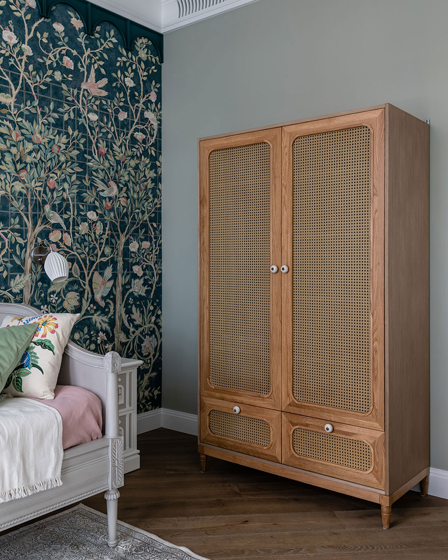 莫斯科现代经典公寓，大胆花墙纸成亮点-12