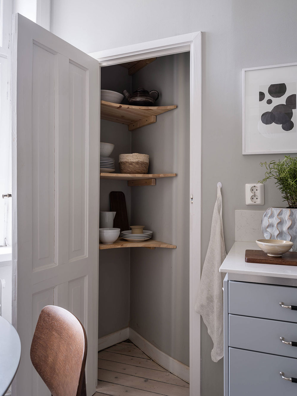 瑞典 41 平米小公寓的温馨灰色空间设计-11