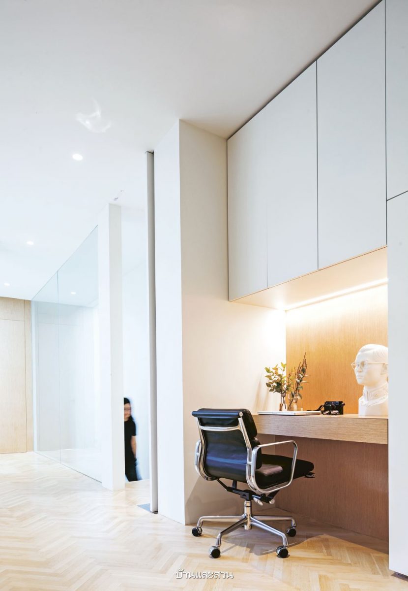 บ้านกล่องหลังคาทรงจั่ว ที่เปิดคอร์ตกลางรับพื้นที่สีเขียว - บ้านและสวน-12