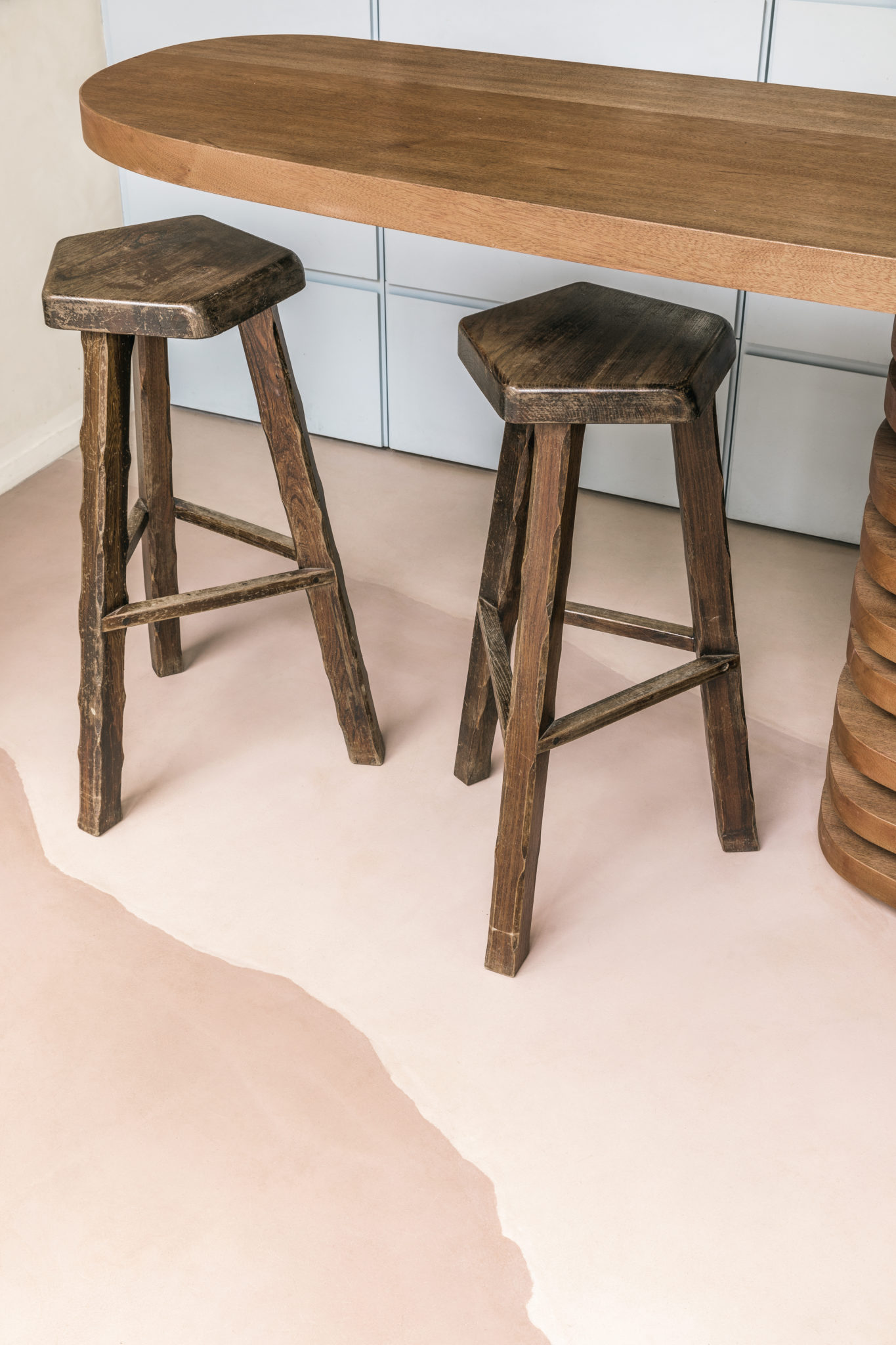 黑色电影；黑色风格（在时尚等领域常表示暗黑风格）；黑色（在法语语境中有此意） ，因不清楚此处具体语境，如果是关于电影、时尚领域一般对应黑色电影（风格）、暗黑风格 ，在法语常见物品颜色描述等语境对应黑色 ，在此难以确定唯一准确翻译，提供此错误提示 丨FranceParis丨Batiik Studio-15