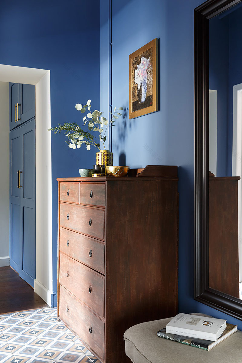 圣彼得堡色彩斑斓的小型出租公寓设计-8