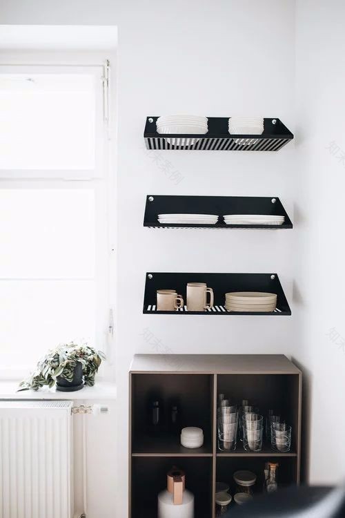 67㎡ 小公寓,墙壁上的层板、挂钩、衣架设计的太赞了-40