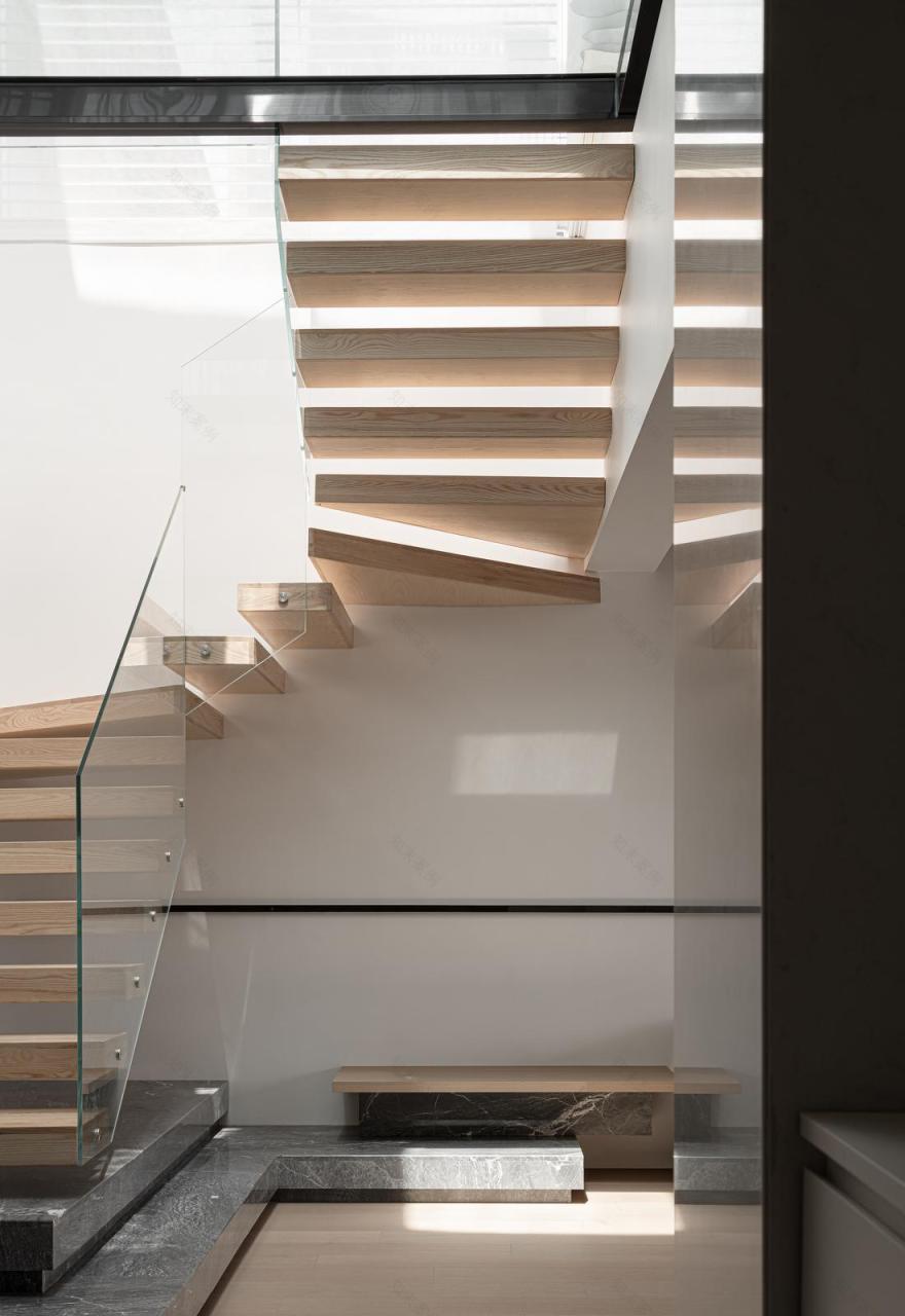 光线与空间的完美融合 · 顶楼平层住宅的创新设计-109