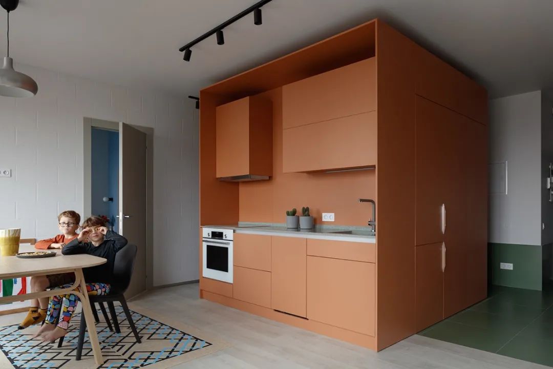 蓝橙碰撞的四口之家丨DVEKATI 设计团队-11