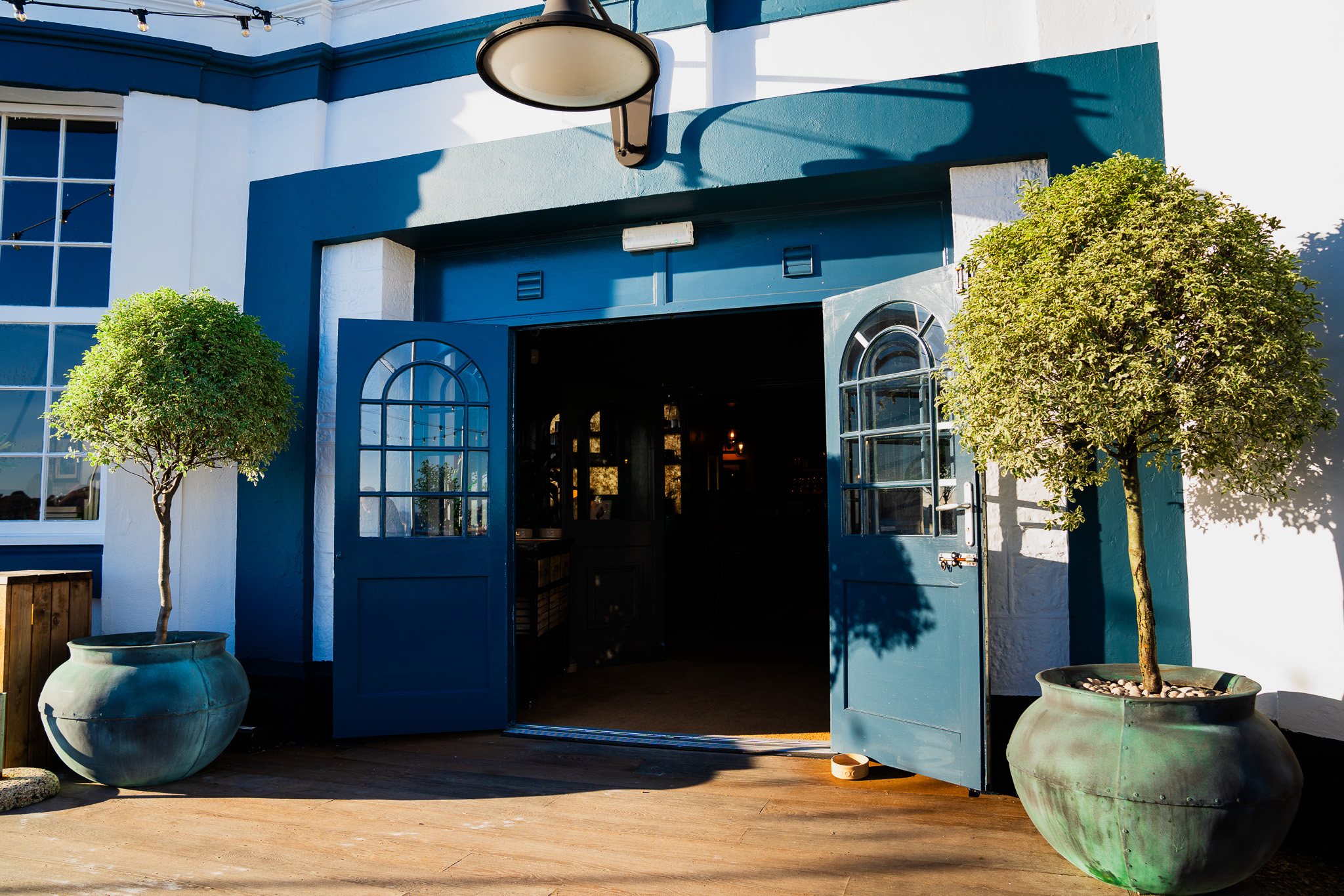 滨水区；海滨；河畔区域（注：具体含义需结合语境确定，这里滨水区是较为宽泛常用的译法） 丨United KingdomPlymouth-24