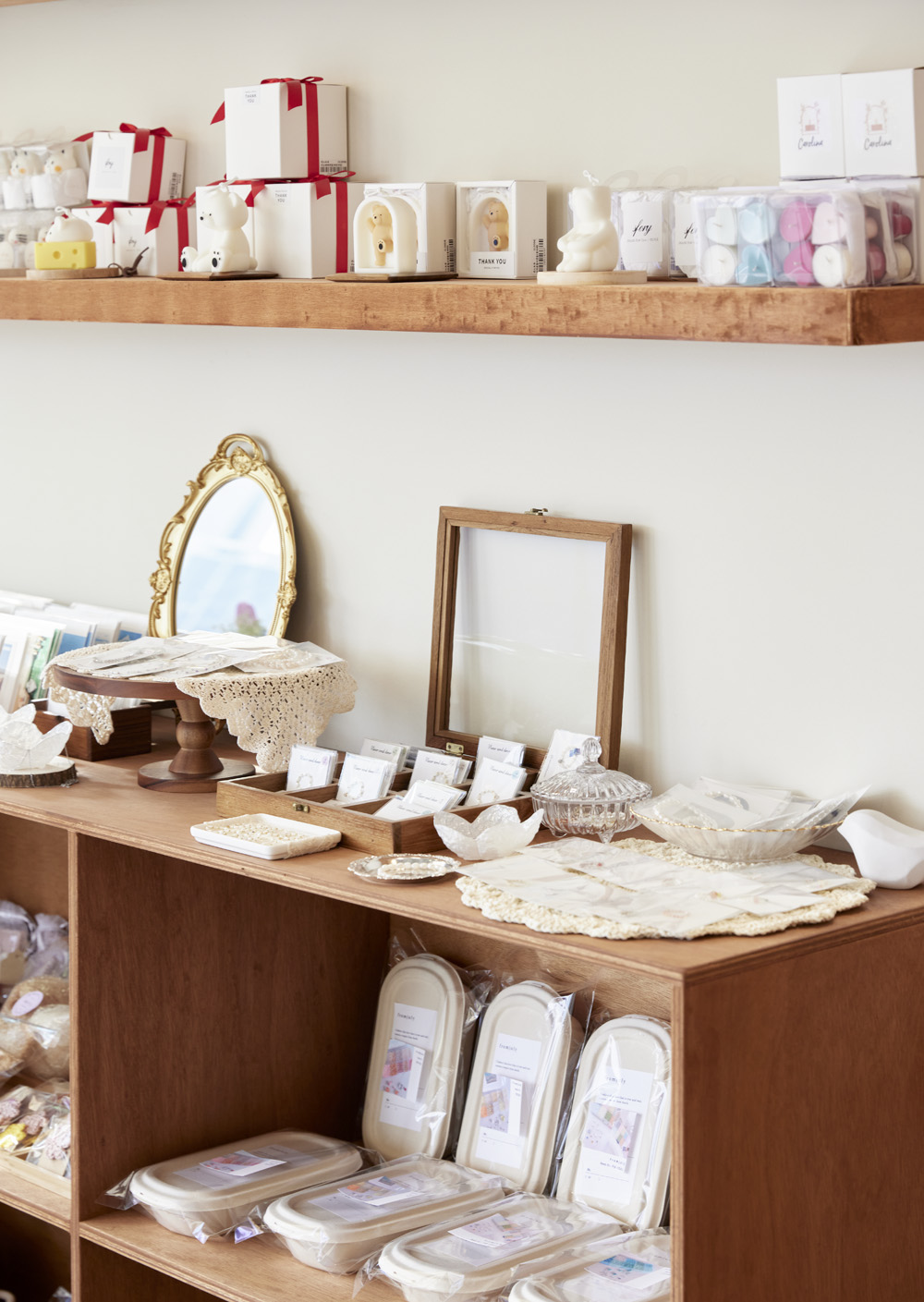 白色与木色交融，打造宁静舒适的室内空间-11