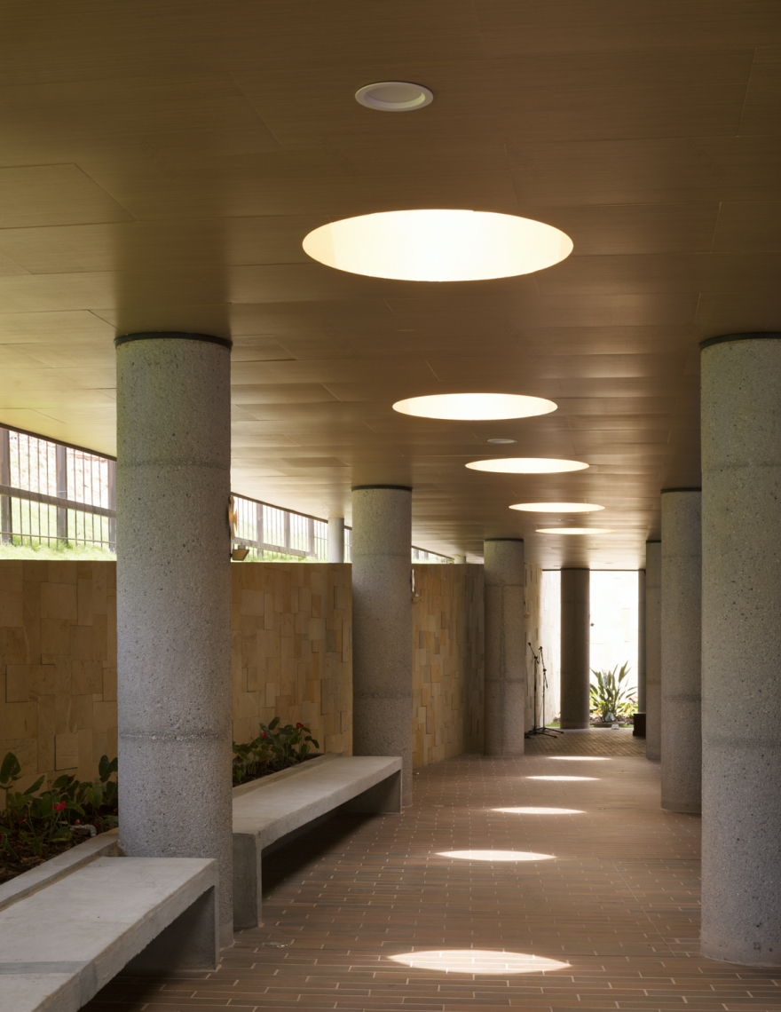 折叠屋顶下的绿意教堂-4