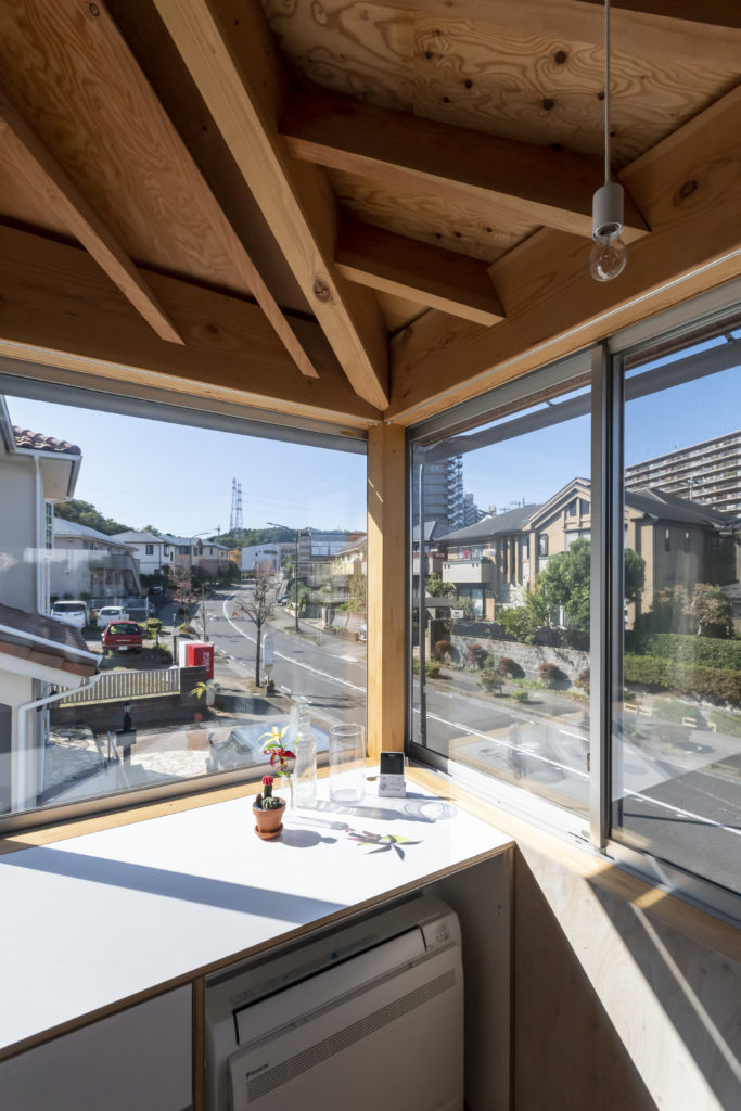 子どもが自由に走り回れる家空が見える階段室をコアにした回遊式空間で暮らす | Architecture | 100%LiFE-6