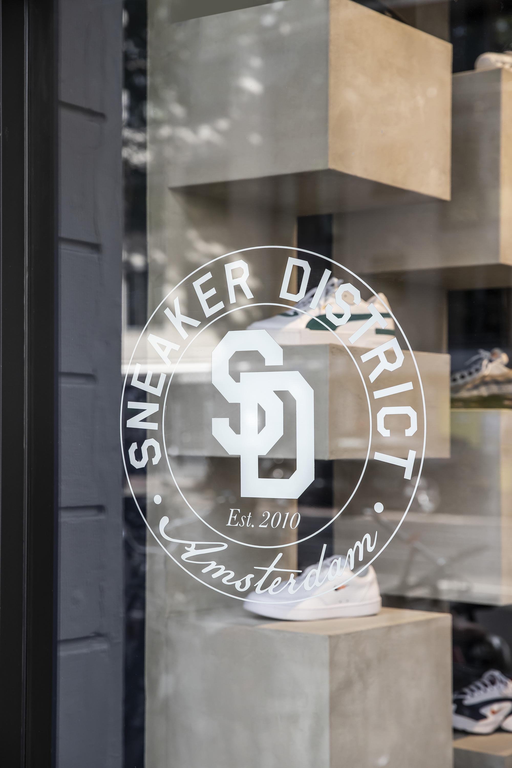 荷兰阿姆斯特丹运动鞋商店设计丨Barde + vanVoltt-40