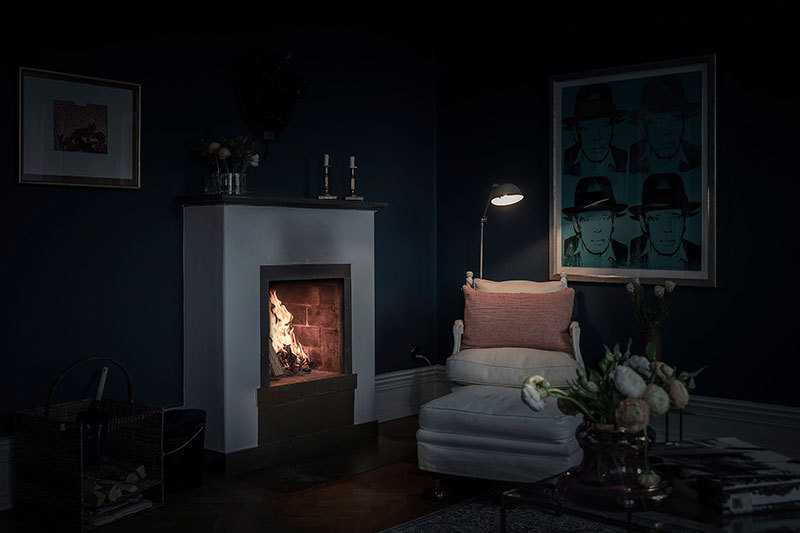 深蓝花卉壁纸 | 瑞典哥德堡大胆斯堪的纳维亚公寓设计-32