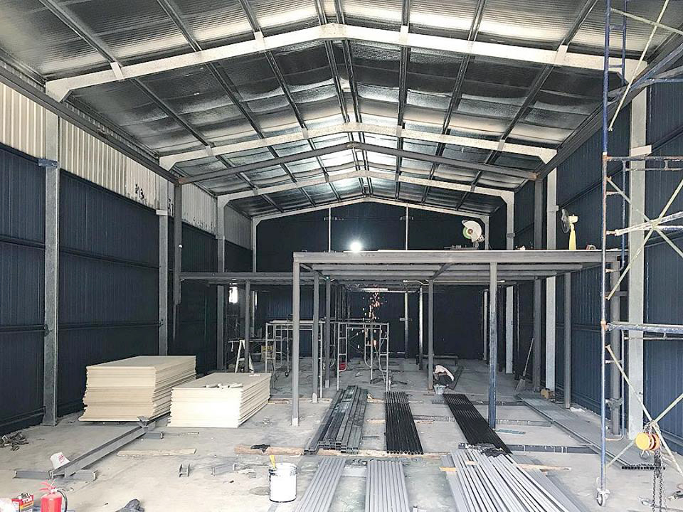 停车场角落的储存仓库变身现代家具展示厅-31