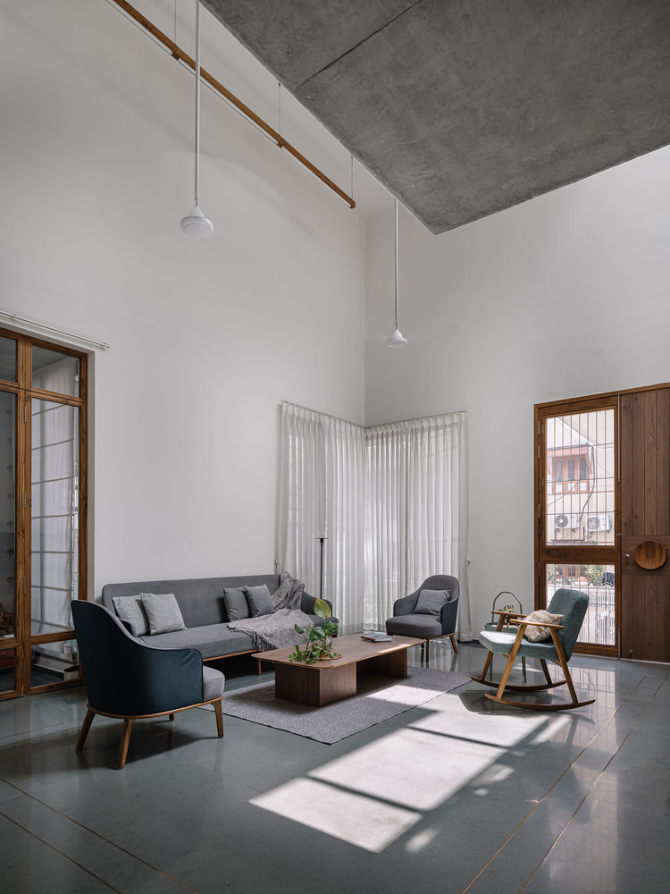 白色漂白之家 | 印度 Parvat Patiya 地区的现代简约住宅设计-33