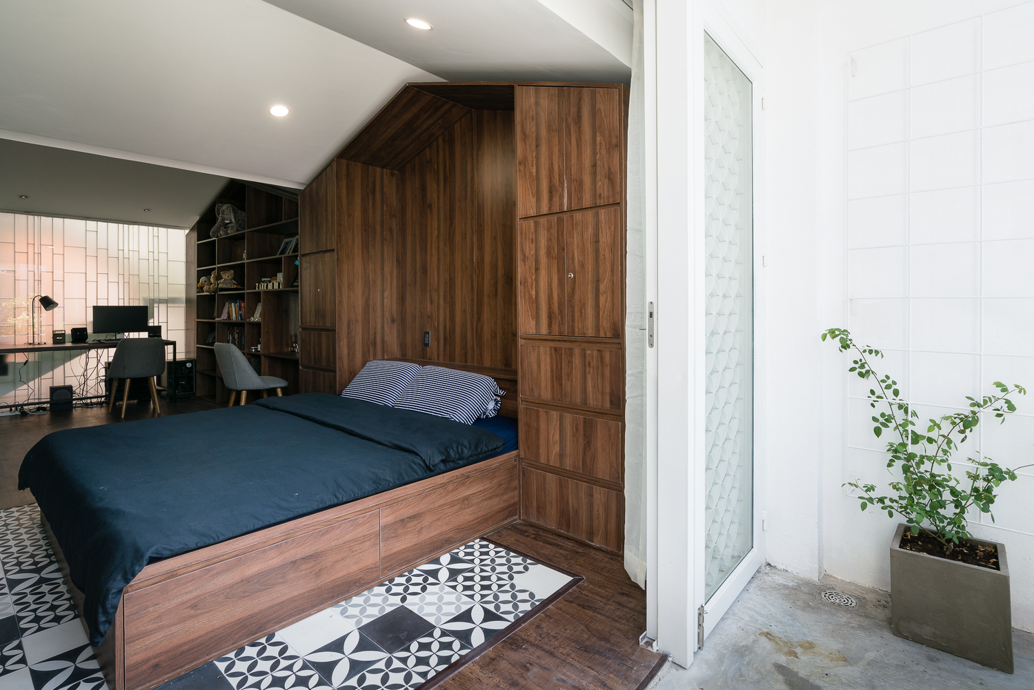 ZAKK ANDS HOUSE 透明金属边界与自然光影的完美融合-25